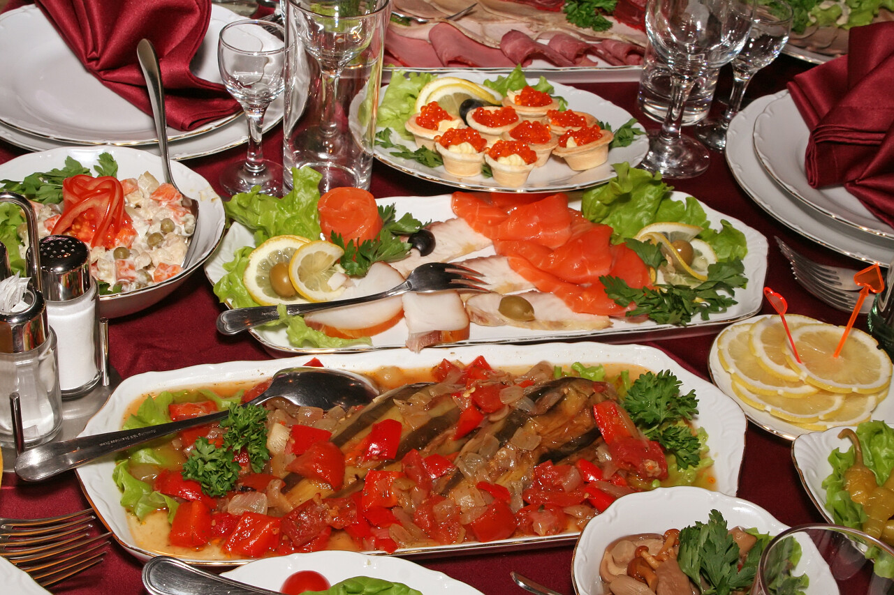 室内自助婚礼派对晚宴丰富的餐桌图图片