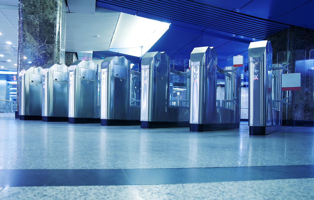 干净整洁地铁站出入口刷卡闸机出入口