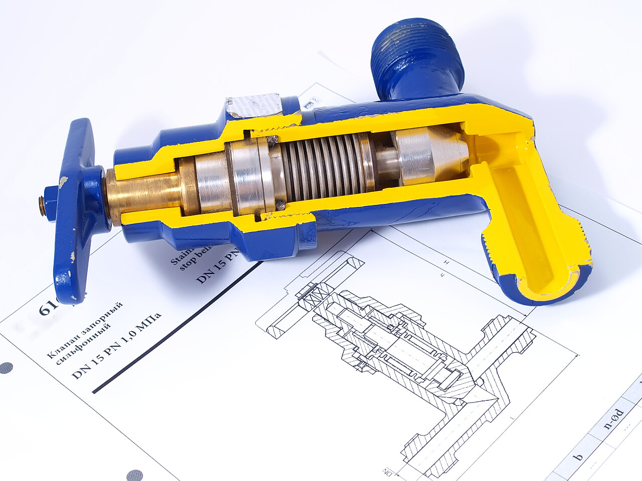 机械设计图纸上的机电工具模型