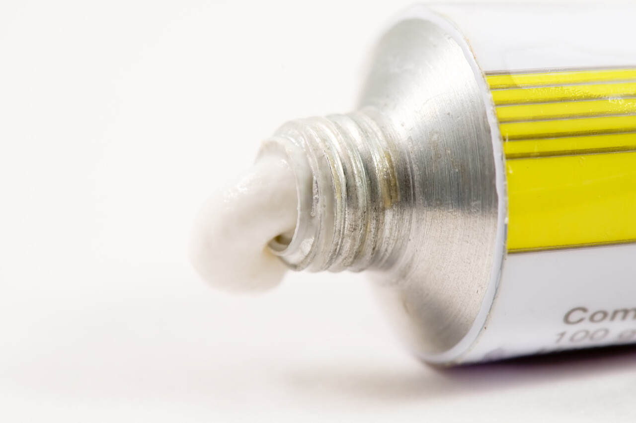 白底管中挤出的牙膏