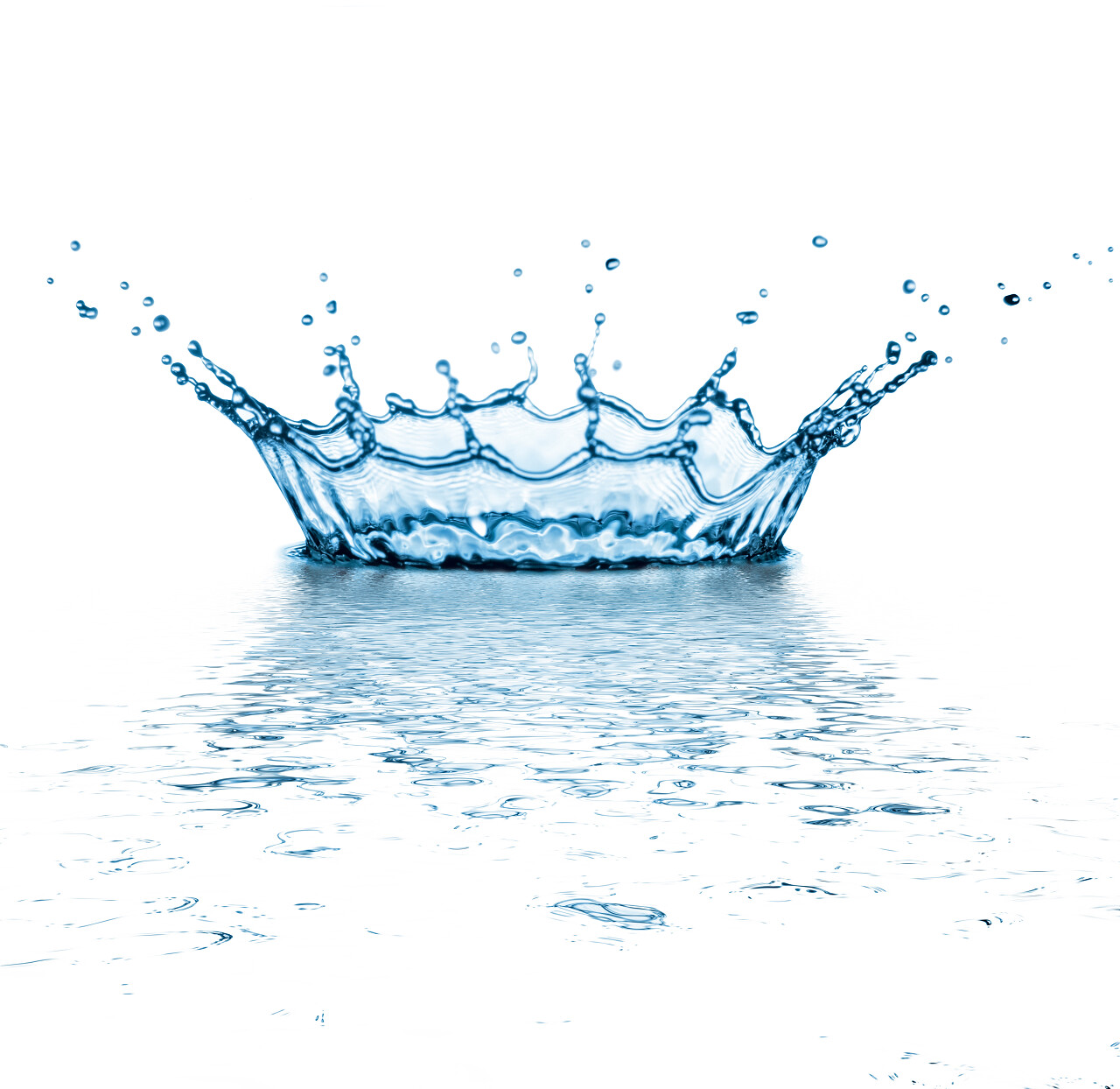 溅起的圆形的水花和水花倒影