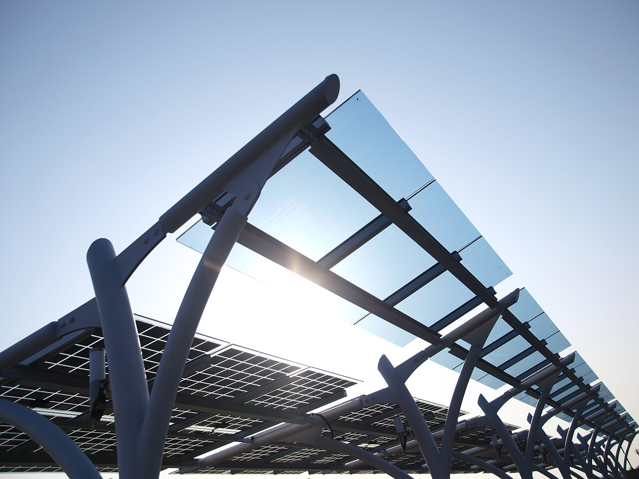 吸收太阳下的太阳能面板