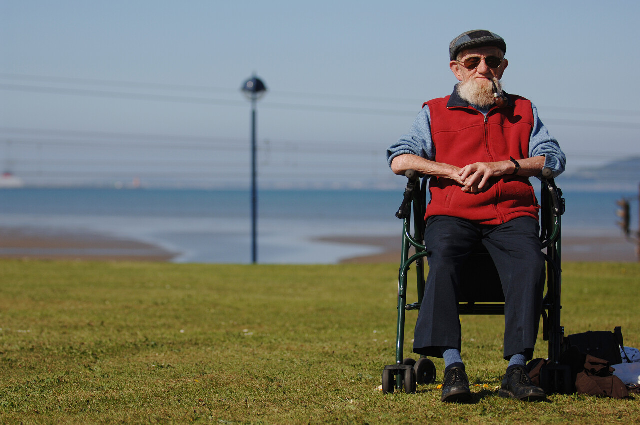 一位晒太阳更多老年人