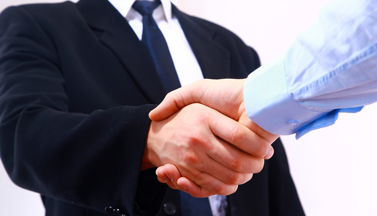 白色商务人员握手合作图片