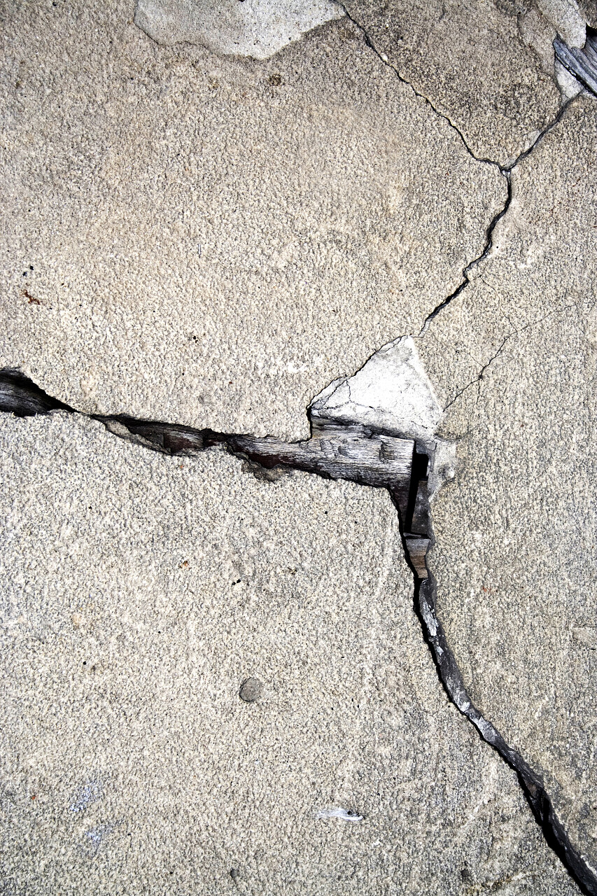 灰色地面上的裂缝裂纹