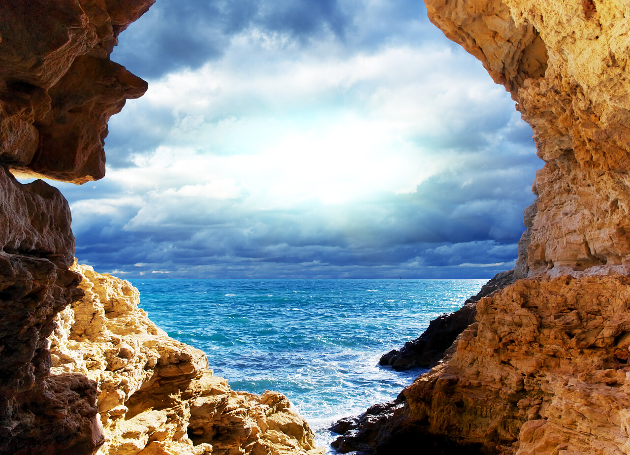 景观设计棕色石壁中蓝色大海风暴