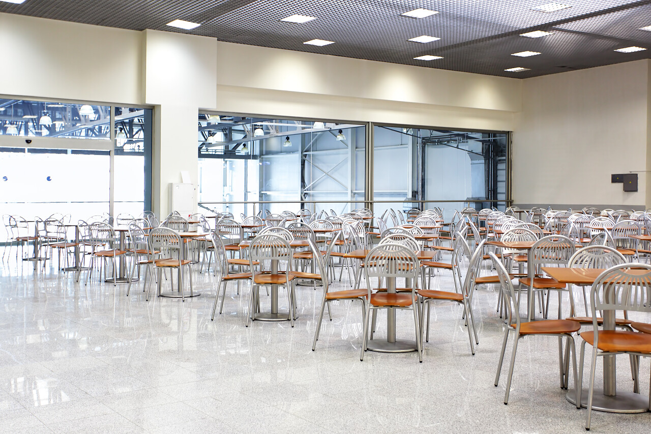 实拍一家公司的内部餐厅景象