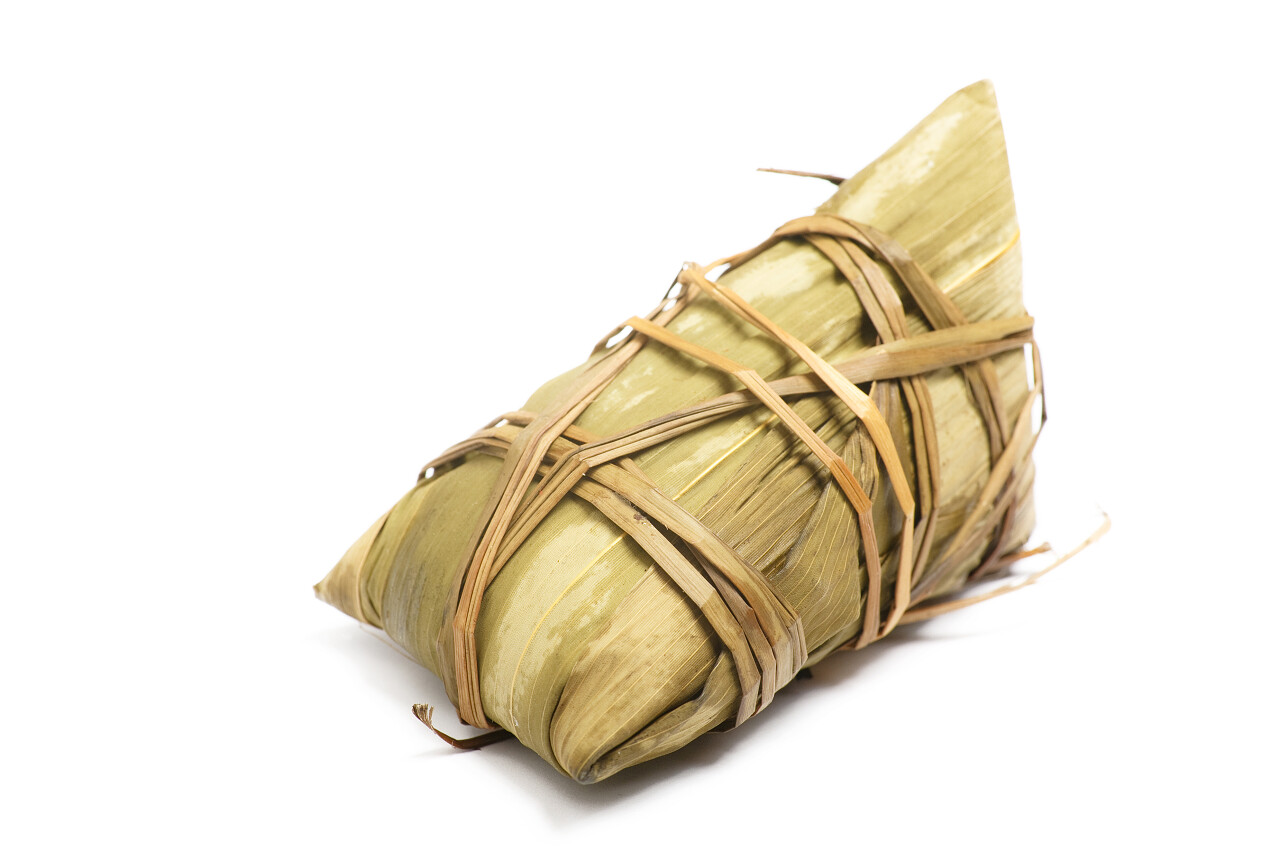 端午节粽子端午节美食白底前一个刚出锅紧裹着的粽子端午节