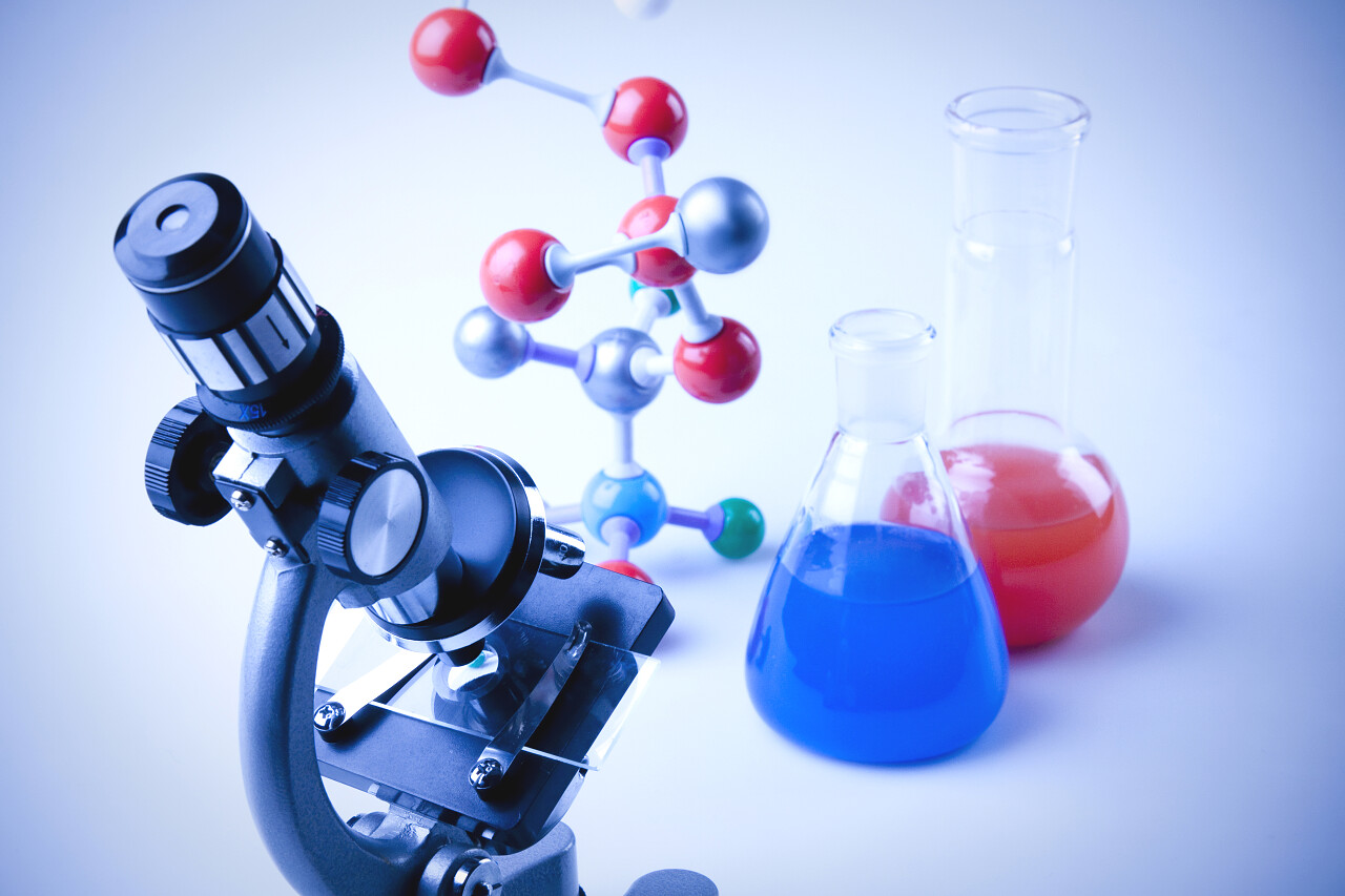 白色背景下一个学校的实验室场景
