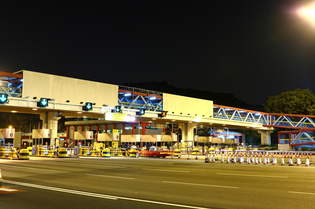 在高速公路上一个收费站