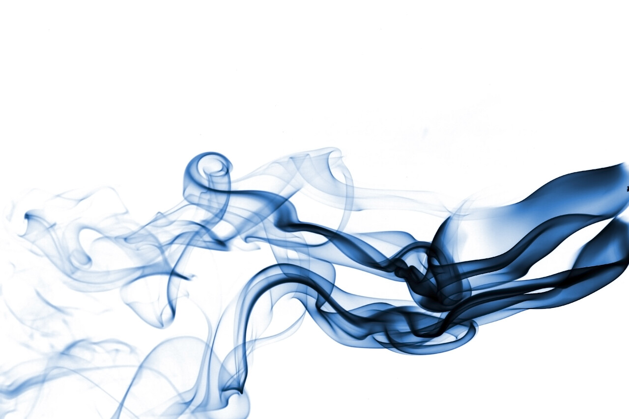 孤立在白色背景上的蓝色烟雾