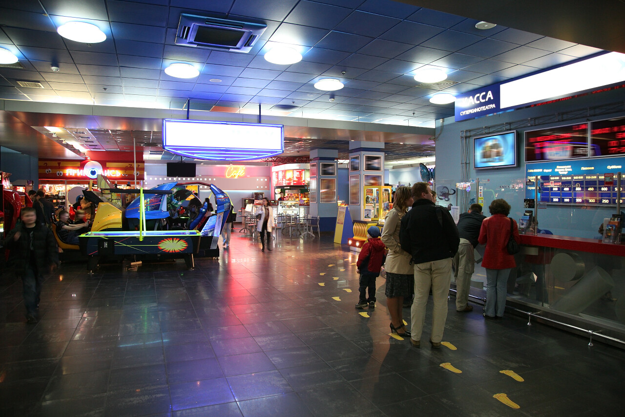 实拍一家电影院晚上的景象