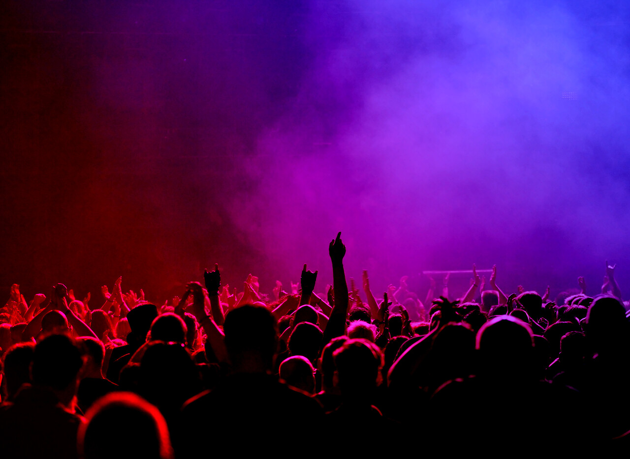 紫色灯光演唱会照片射灯灯光狂欢庆祝欢呼