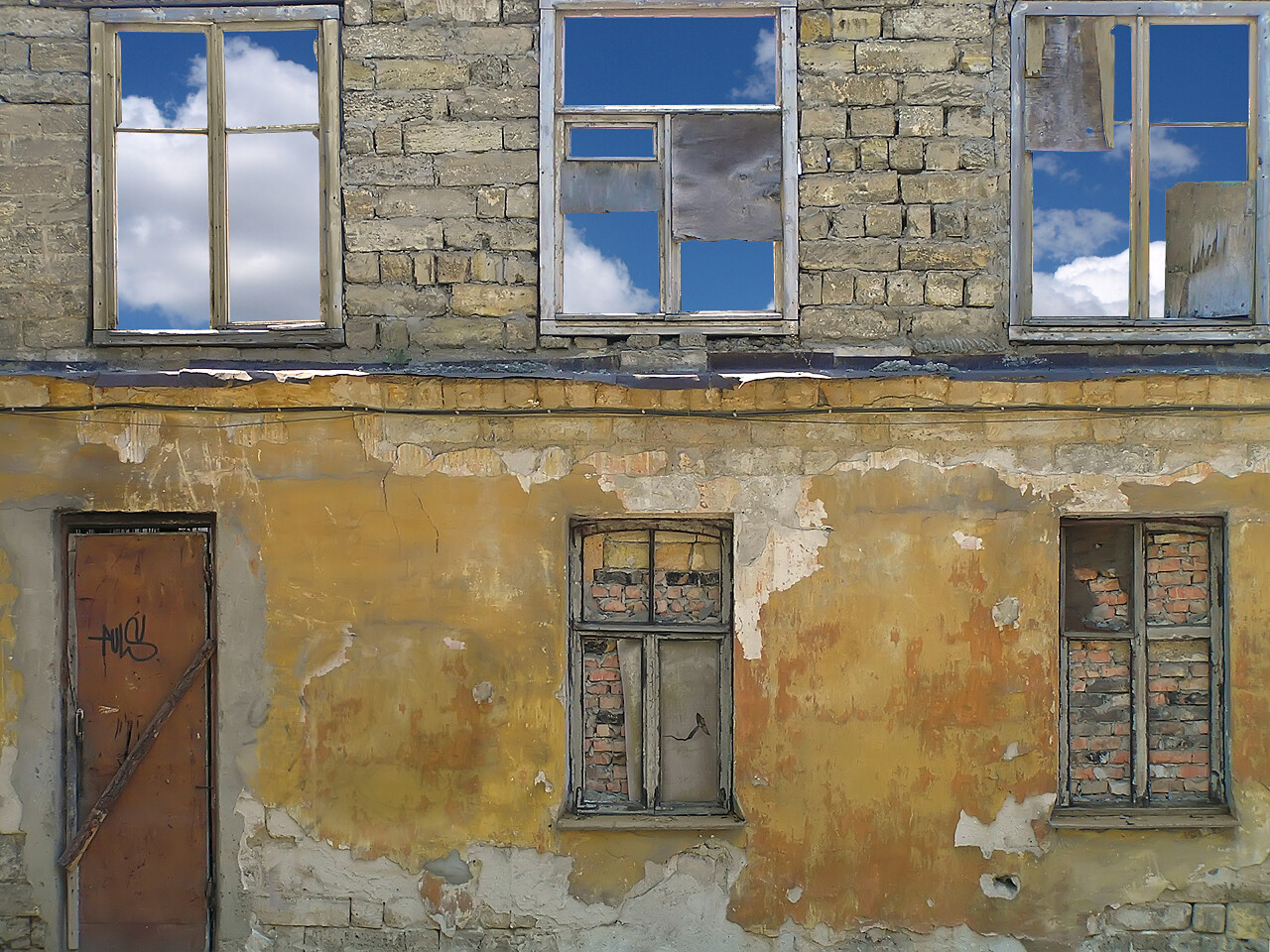 古老的门建筑老旧建筑被毁坏的房子旧房子