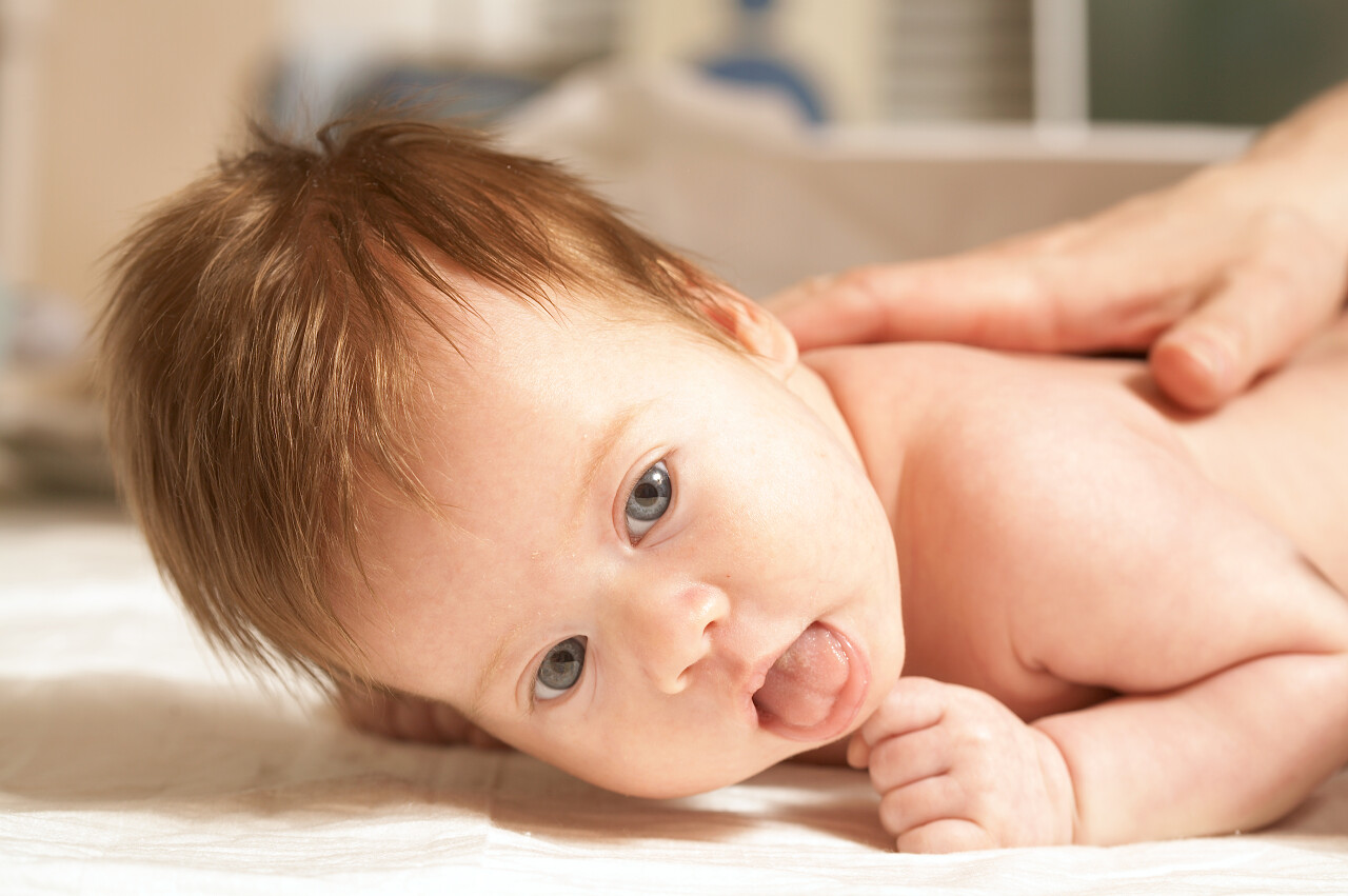 可爱孩子可爱小孩趴着的小孩做鬼脸的小孩