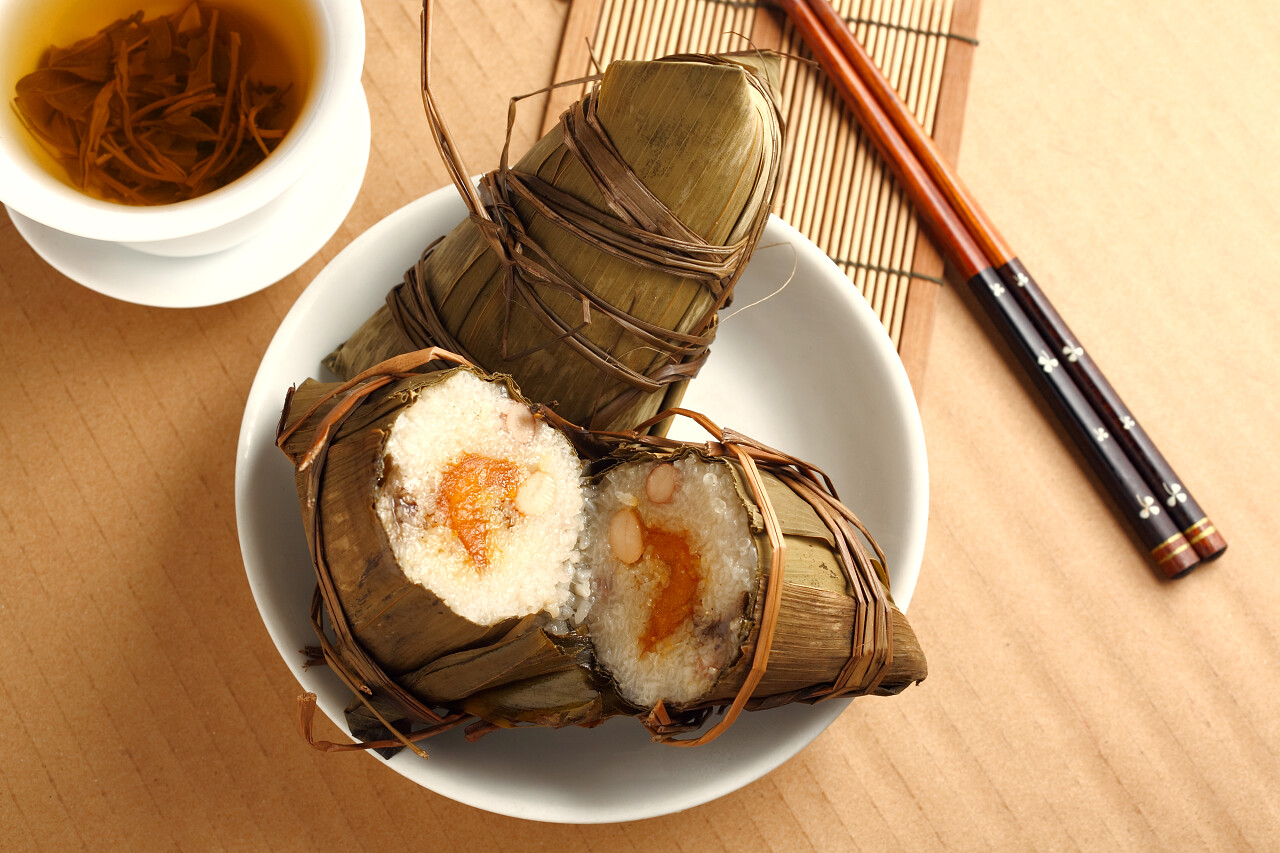 粽子切开粽子端午节美食木纹餐桌茶水茶杯筷子端午节