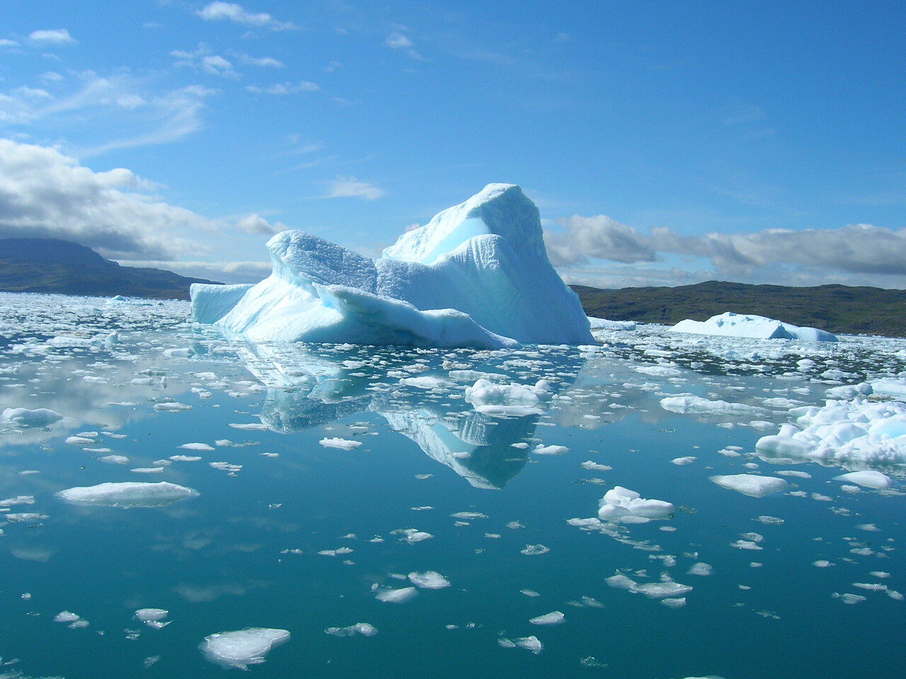 融化的冰山冰山融化大海海面水面蓝色海水海水