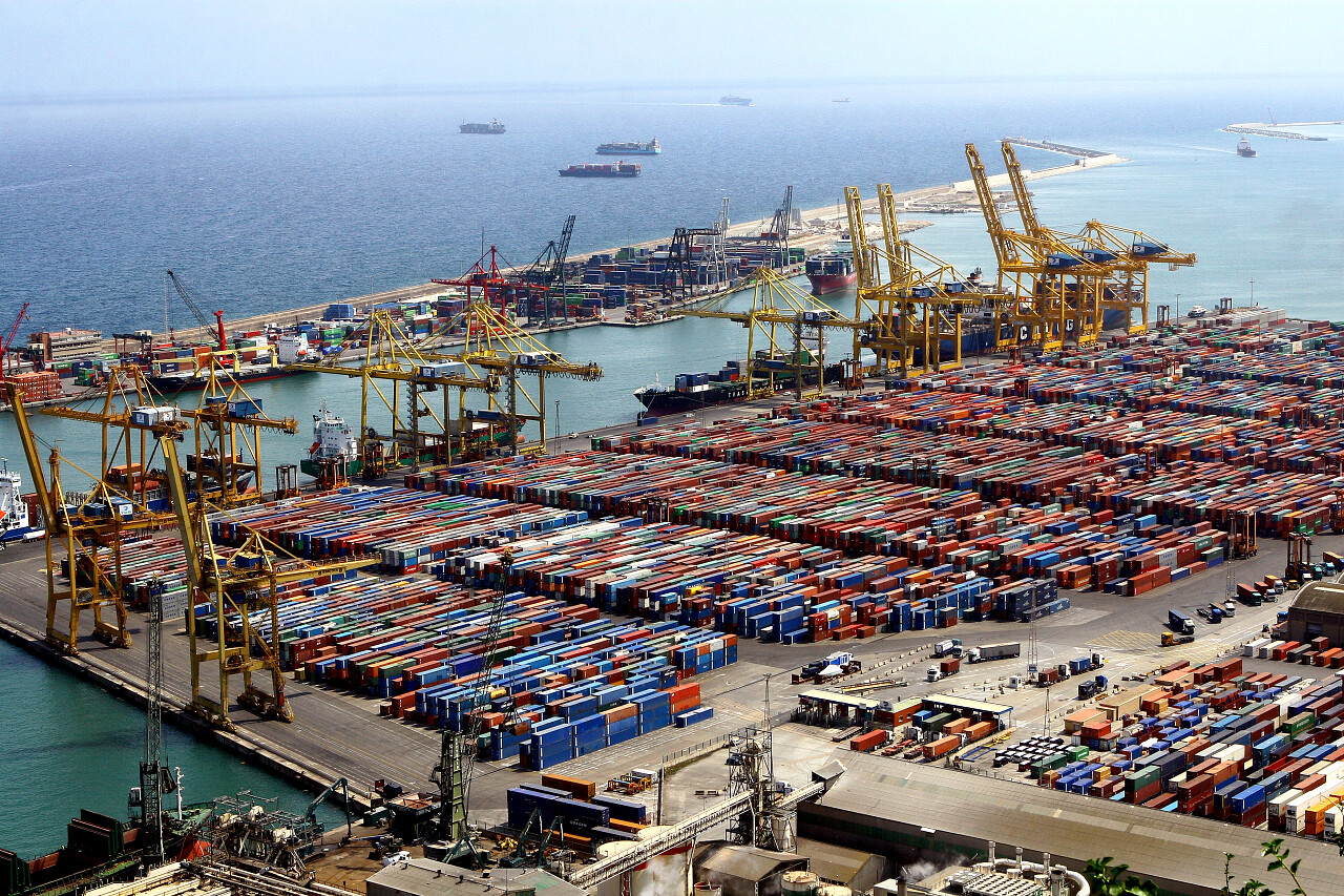 航拍港口码头上的集装箱货物物流平台海关日