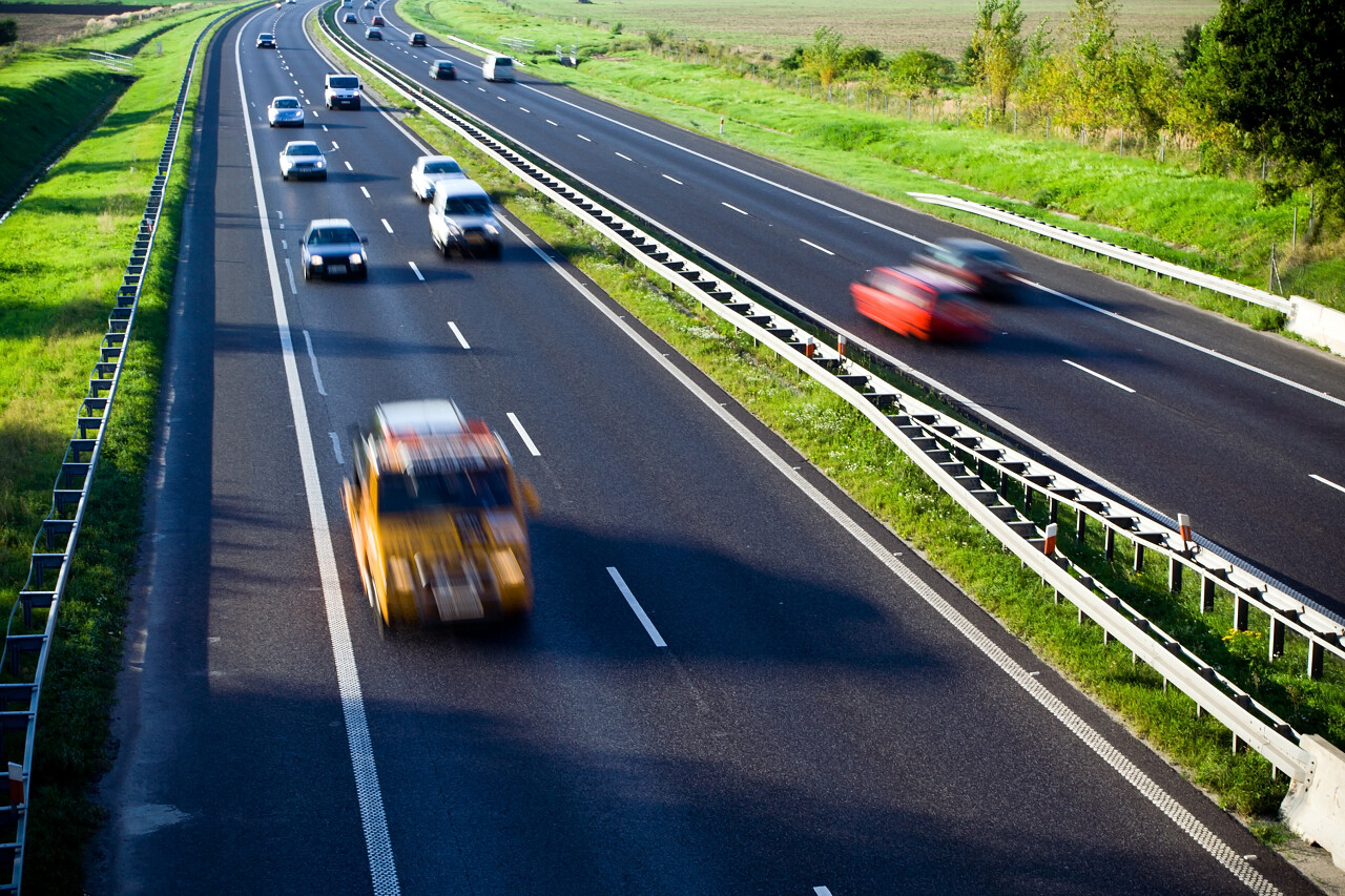 模糊汽车快速通过的汽车马路道路街道机动车道
