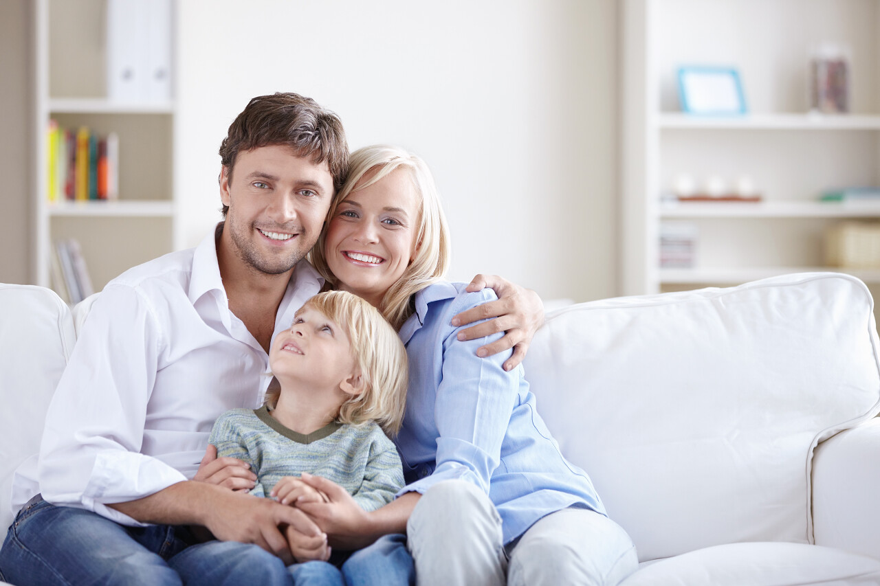 沙发上一家人一家三口幸福家庭微笑幸福一家人