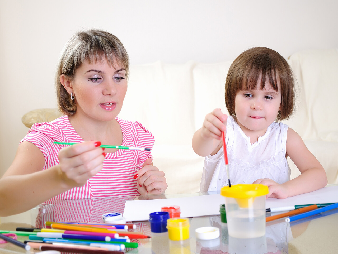 母女在一起开心画画