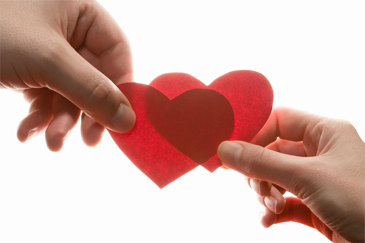 红色的心红心心形卡片重叠的心手拿心