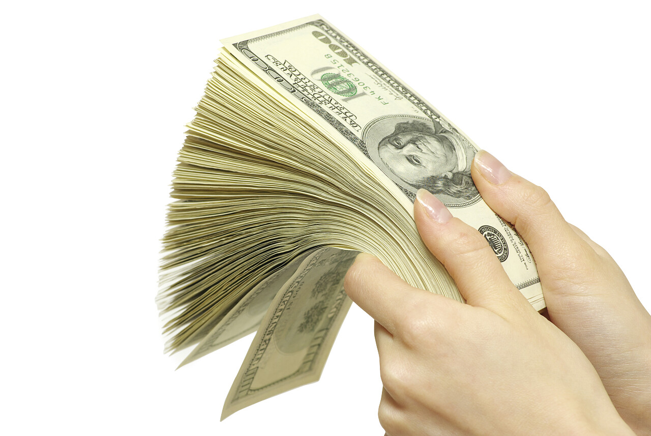 手拿钞票美元一沓美元一沓钞票一沓钱递钱给钱
