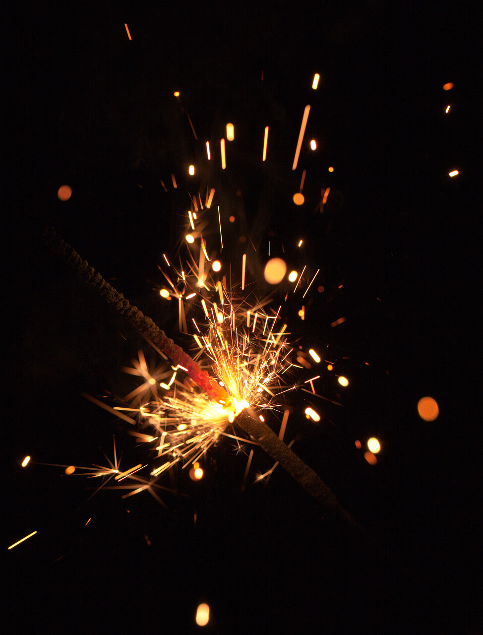 夜晚放烟花漂亮火花美丽火花