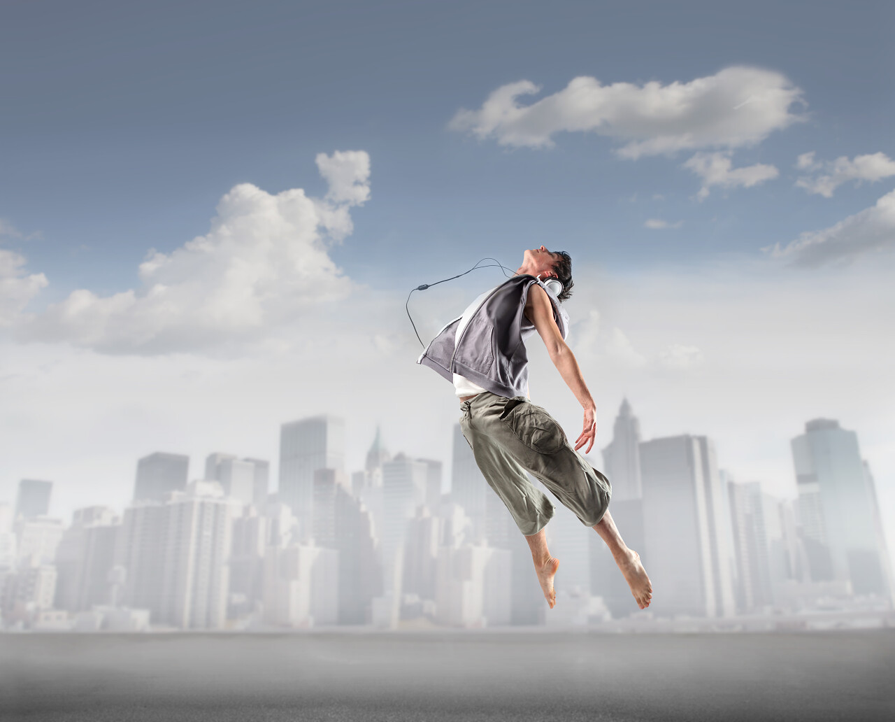 楼房背景舞者跳起伸展身体跳舞