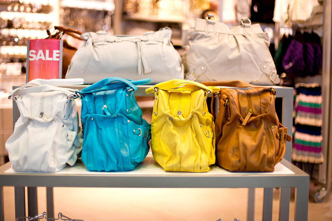 背包商店背包货架出售货物