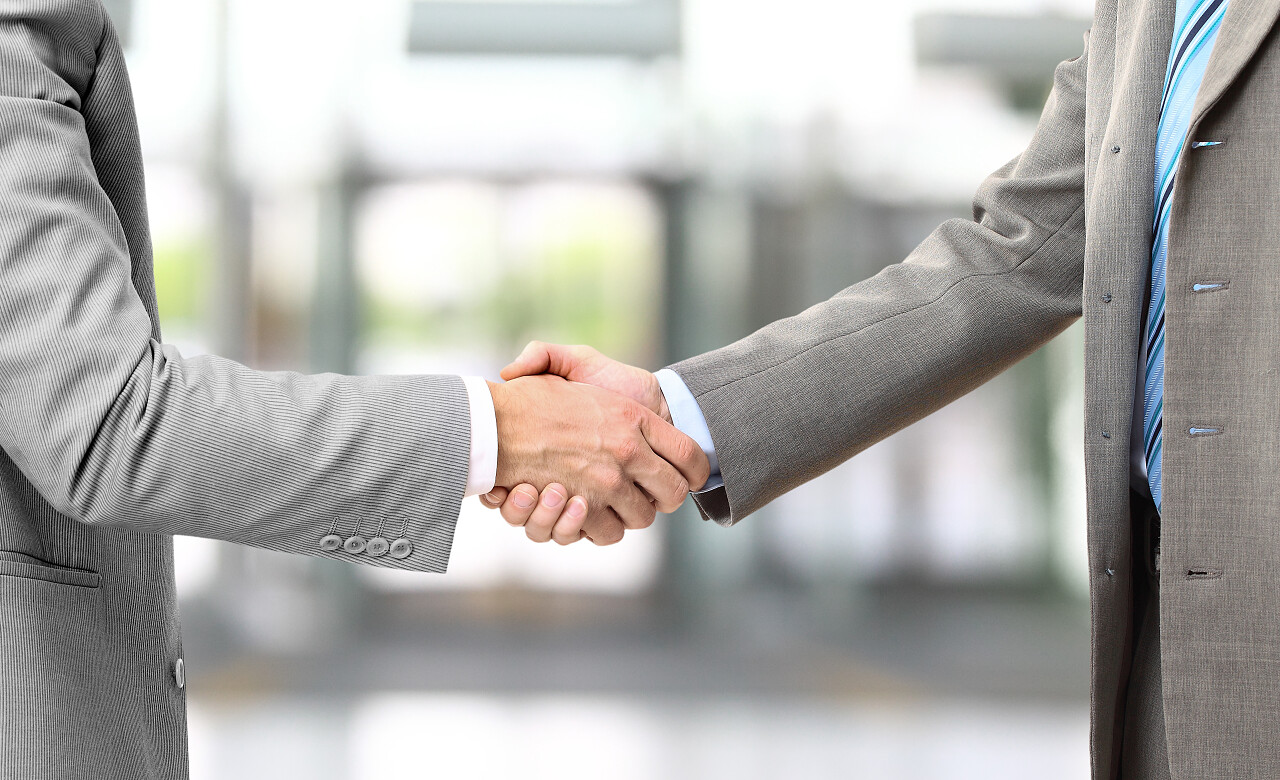 商务人士合作成功握手达成协议合作
