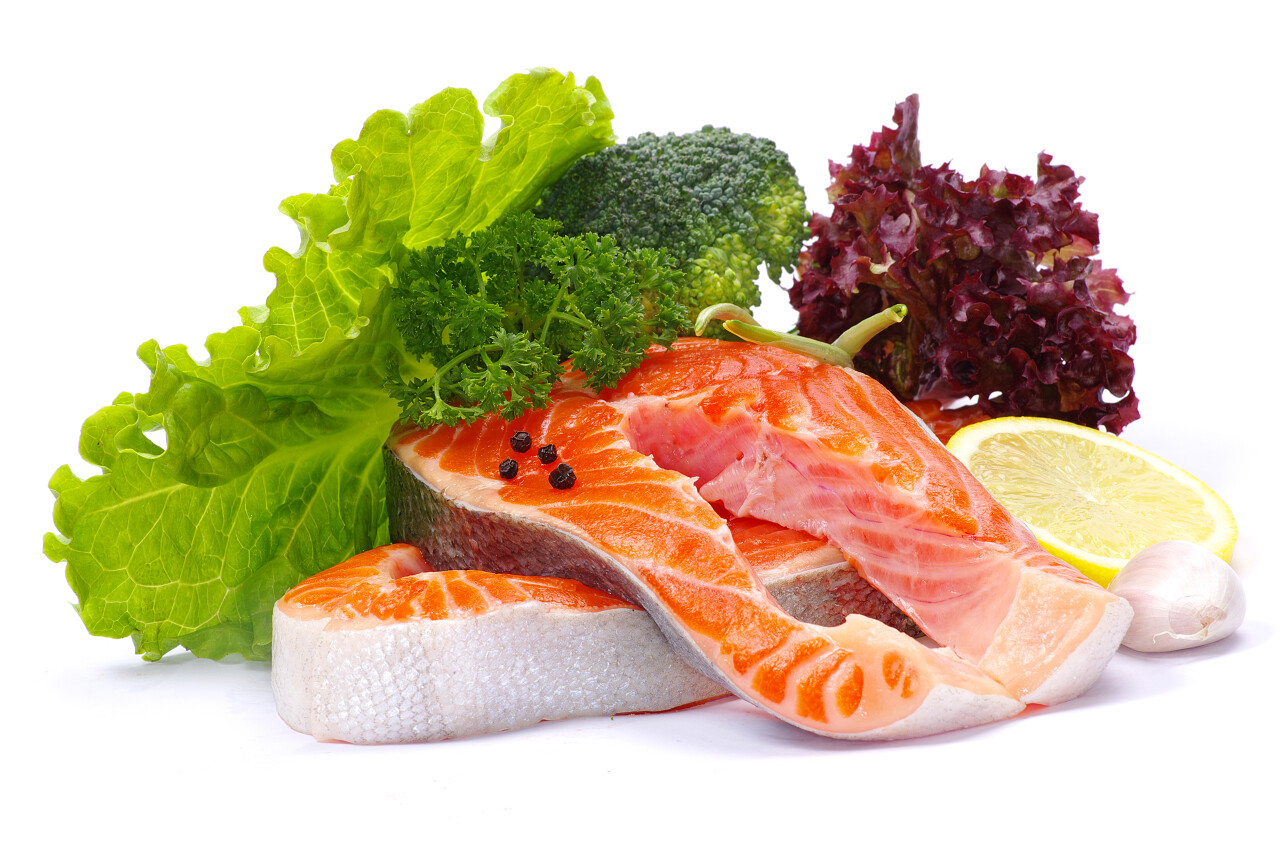 白底鱼肉生鱼肉刺身青菜西兰花紫菜柠檬