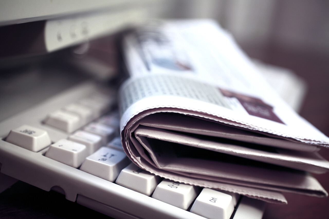 键盘打字机电脑报纸