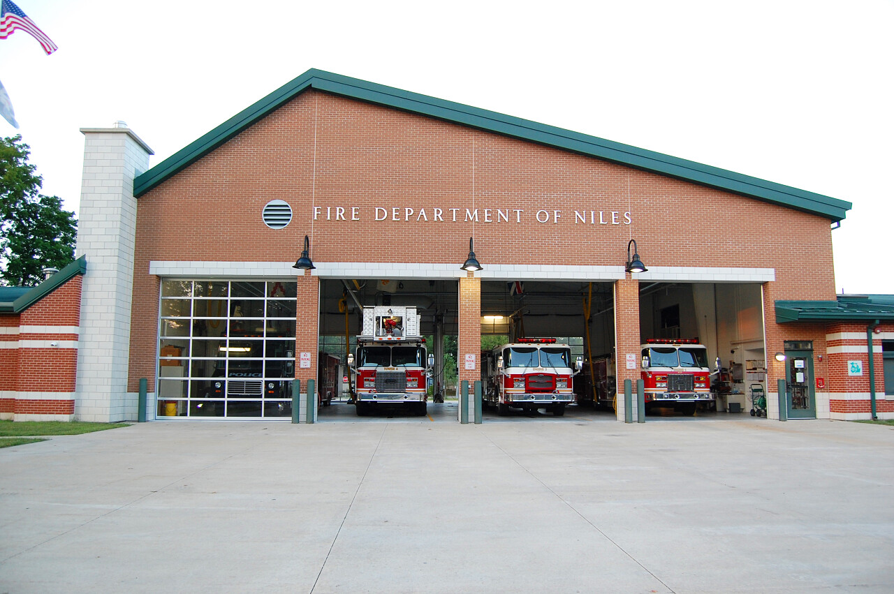 美国消防局消防车救火待命消防