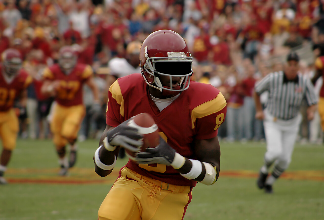 橄榄球比赛运动员美式足球赛场运动员奔跑对抗竞争