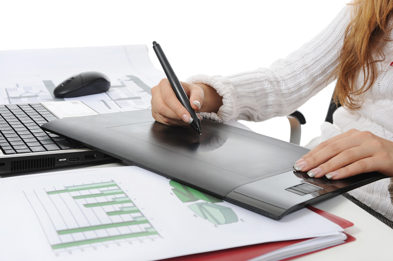 商务使用手绘板的女性的手