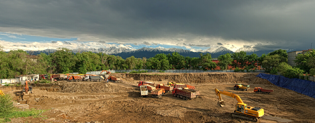 正在施工的建筑地基的地面沟