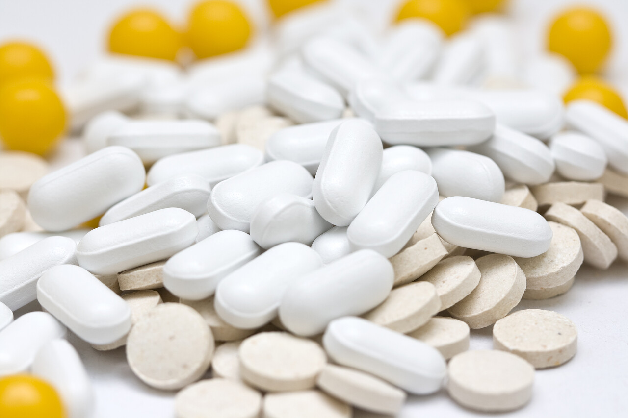 医疗药品堆积的药片胶囊背景