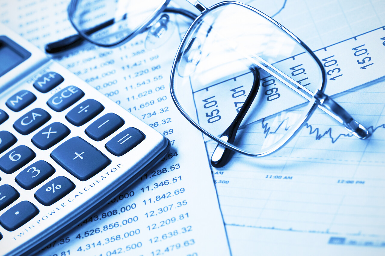 商务金融财务报表上的计算器和眼镜