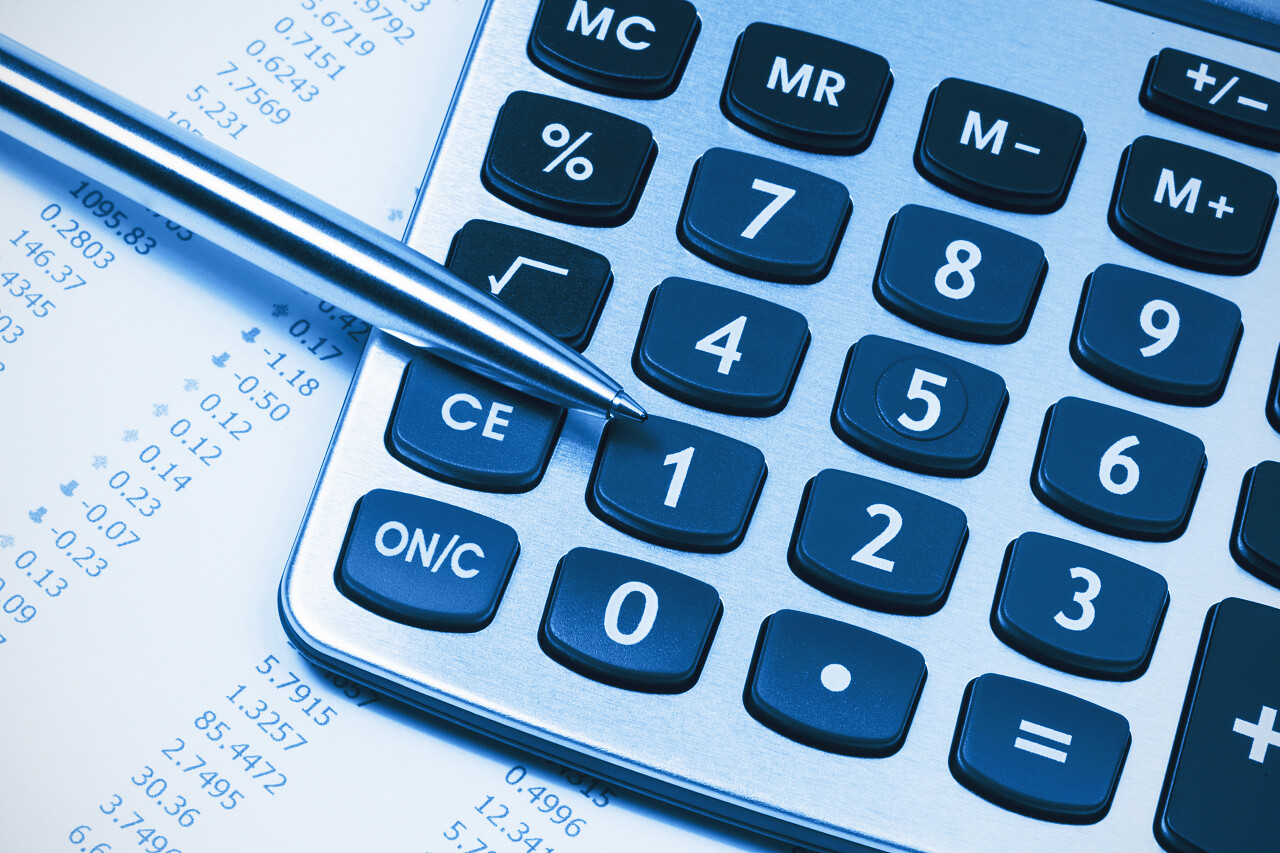 商务金融财务报表上的计算器和笔