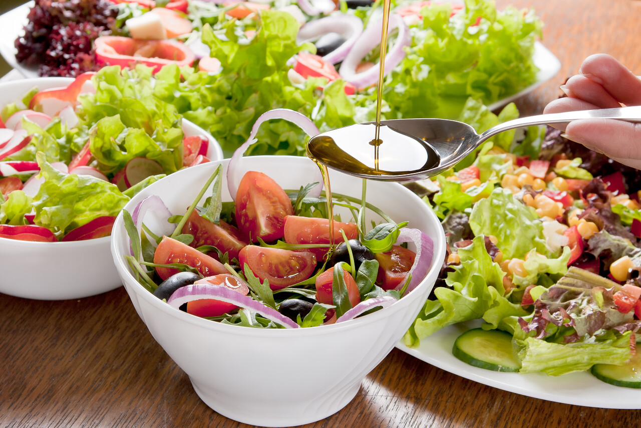 健康营养加橄榄油的新鲜沙拉