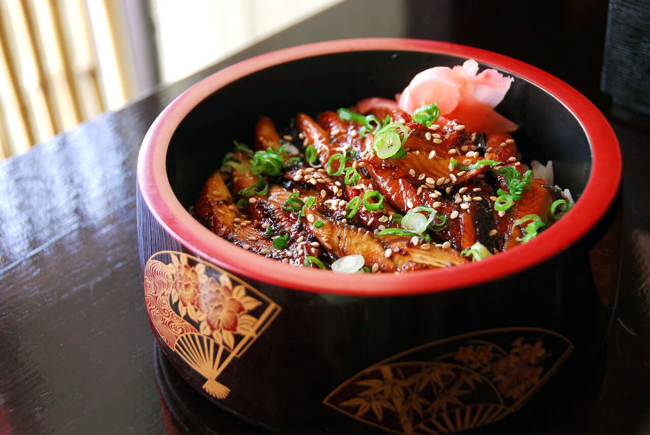 日本美食木碗里的烤鳗鱼旅游美食