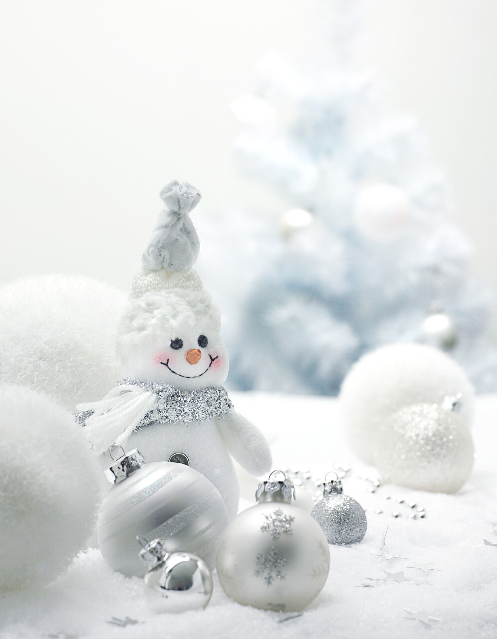 圣诞白色装饰品球和雪人