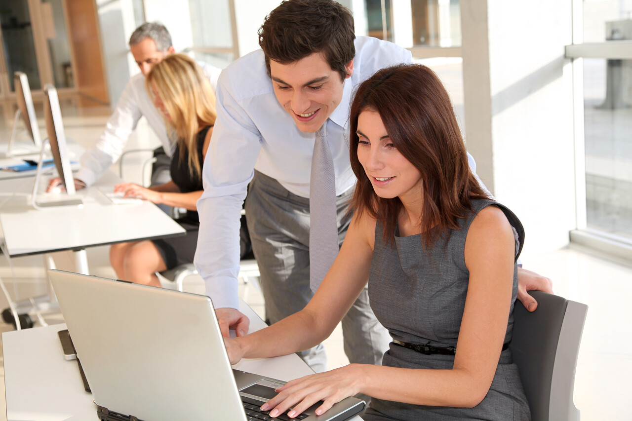 商务办公室正在工作交流的人员场景图商务沟通团队商务会议开会