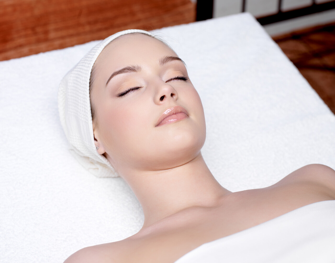 躺着的女人美容院放松 spa 沙龙