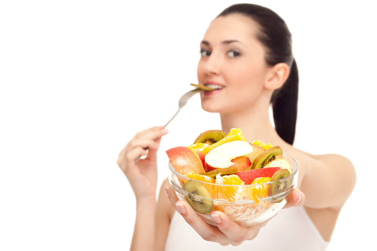 女人在吃水果沙拉健康的生活