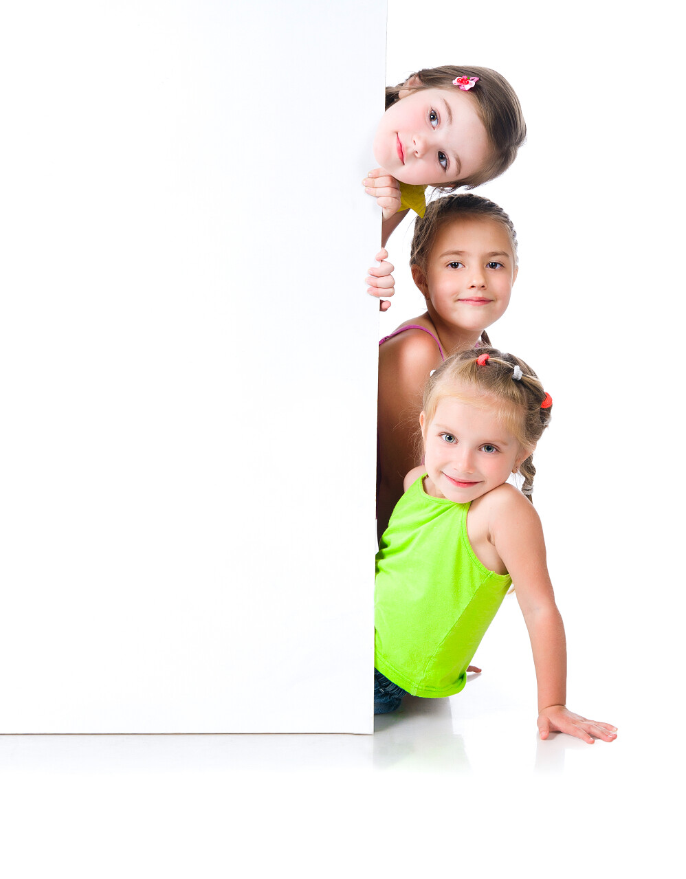 孤立在白色背景上的可爱小女孩