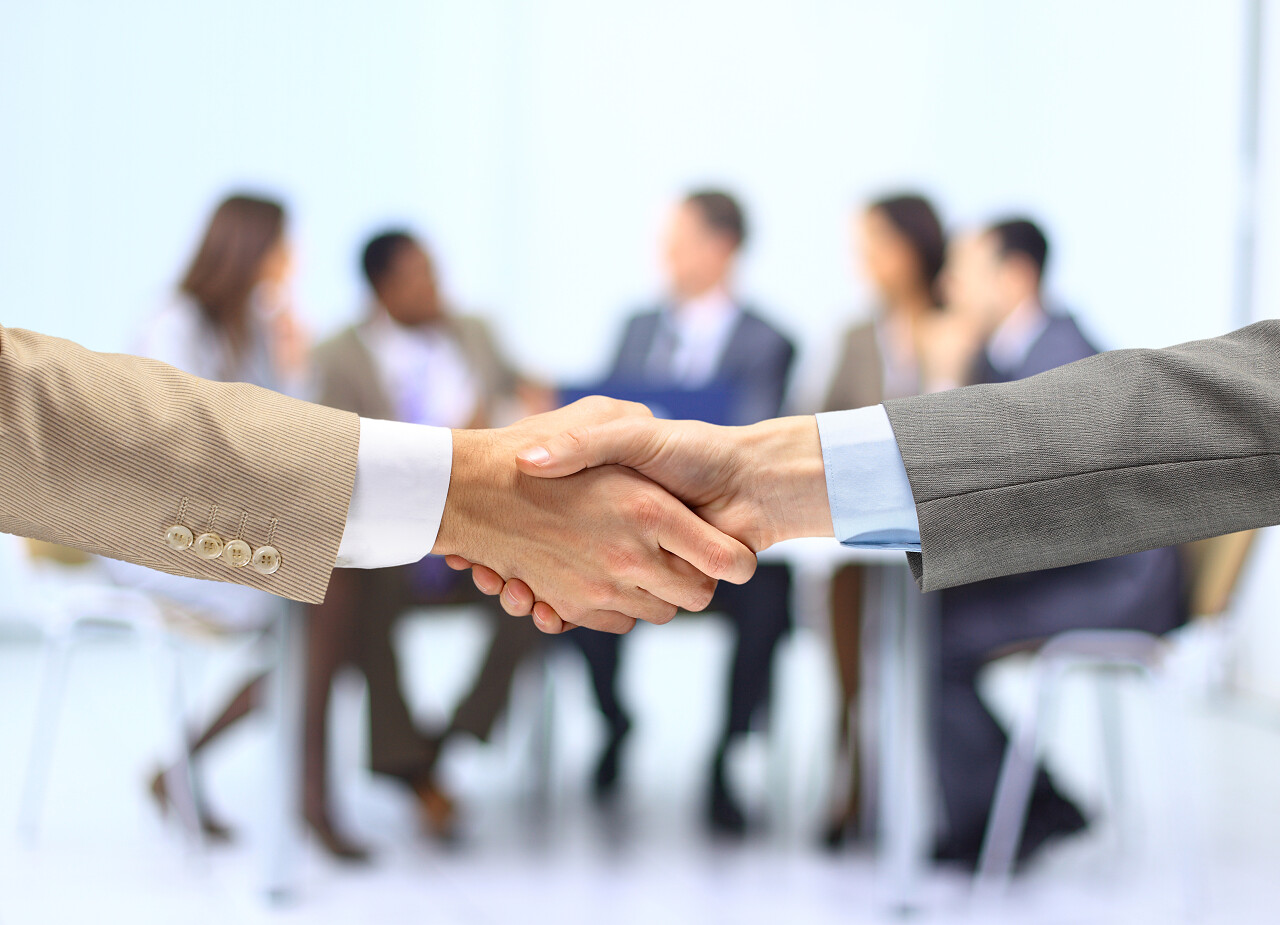 业务背景上孤立的握手合作
