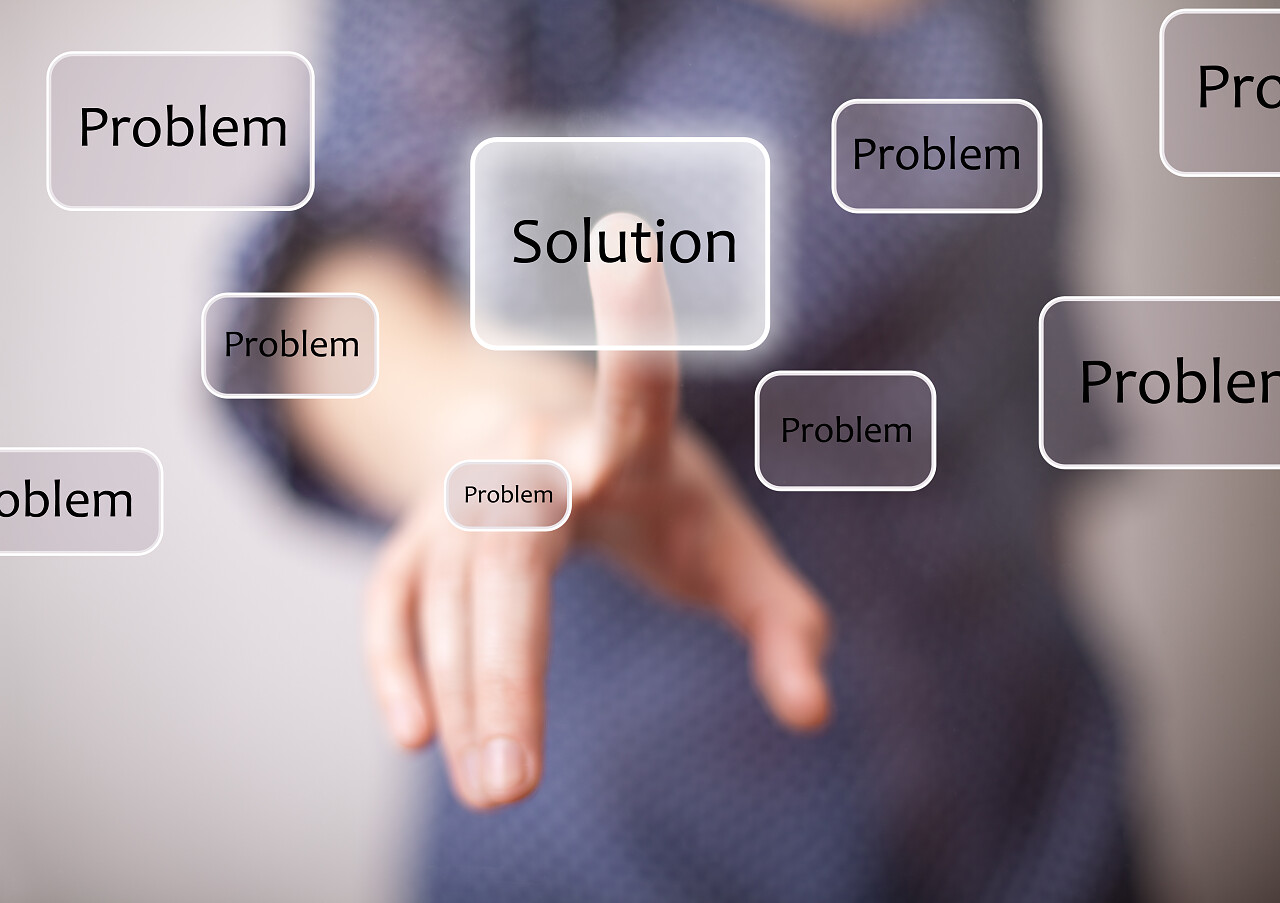 女人用手指按按钮解决方案