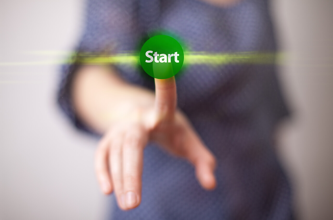 女人按下开始按钮